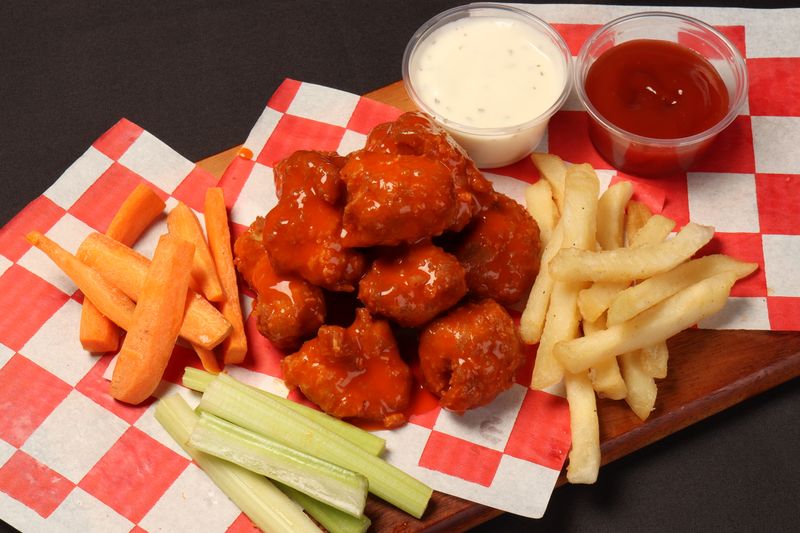 buffalo wings with blue cheese dipping sauce